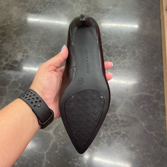 KELLY & KATIE MISHA PUMP - Picture 3 of 4